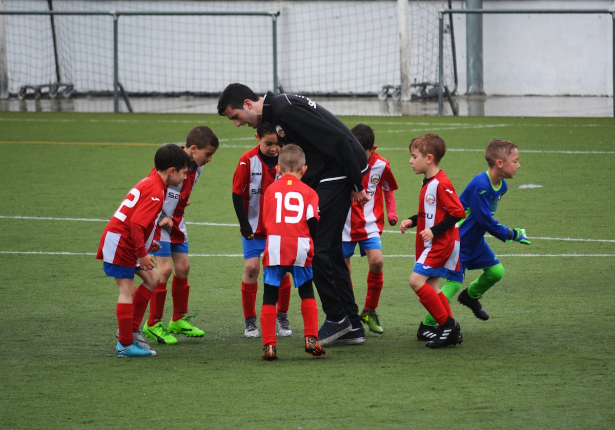 Antrenmanda birlikte oynayan genç futbolcular
